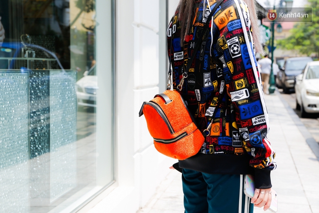 Street style 2 miền: C&aacute;c bạn trẻ diện to&agrave;n đồ đơn giản, thoải m&aacute;i m&agrave; vẫn nổi bần bật - Ảnh 2.