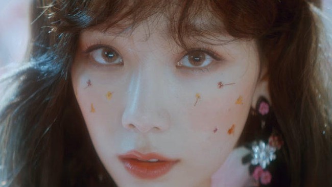 Các idol xứ Hàn tích cực sống ảo với kiểu makeup dính hoa khô và sticker lên mặt - Ảnh 2.