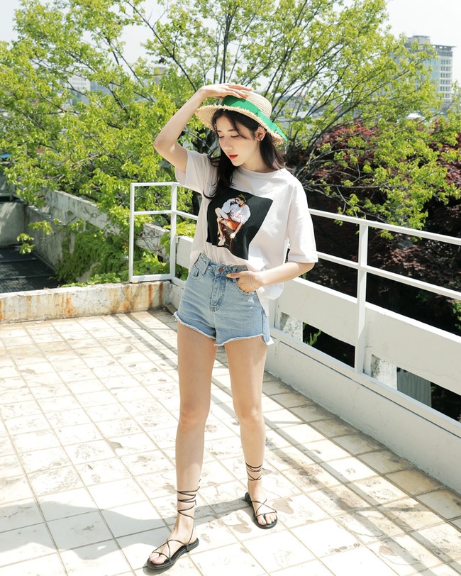 Mùa hè nhất định phải mặc jean shorts rồi, mix thế nào cũng đẹp ngất ngây thế này kia mà! - Ảnh 2.