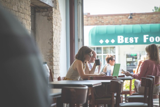 Yêu ai thì yêu nhưng đừng có dại mà yêu một kẻ đong chai nước mắm, đếm củ dưa hành - Ảnh 2.