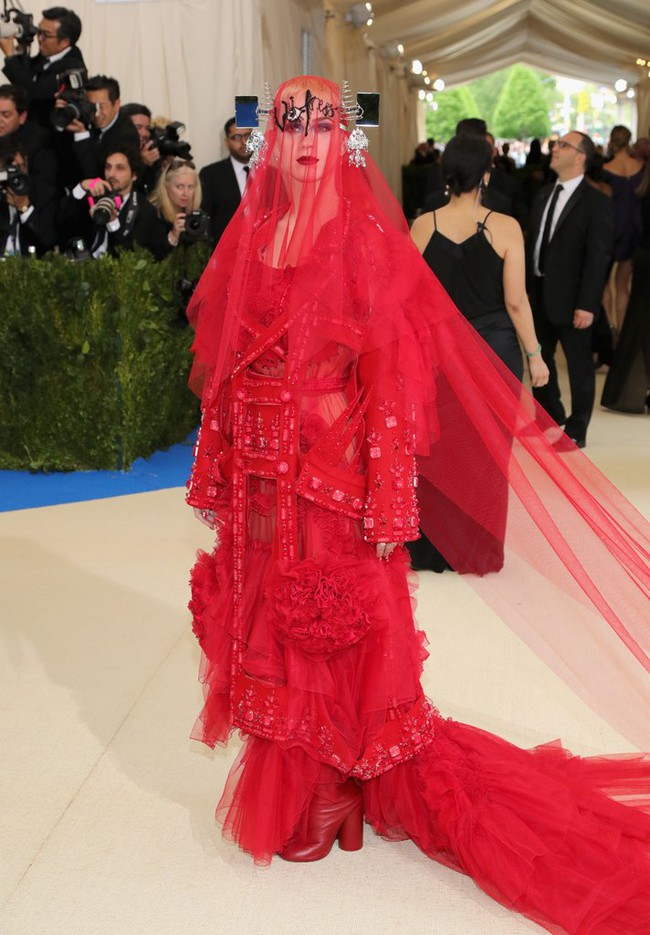 Met Gala 2017: Rihanna và Katy Perry thi nhau mặc dị, Cara Delevingne sơn bạc nguyên đầu - Ảnh 2.