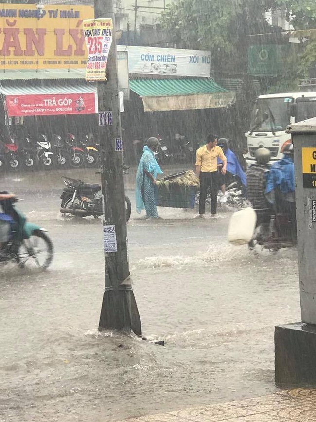 Biên Hòa: Chàng thanh niên phụ giúp người đàn ông bán rau giữa trời mưa to gió lớn - Ảnh 2.