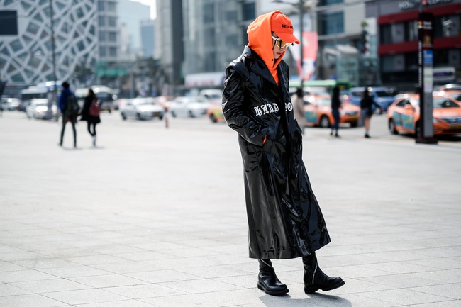 Seoul Fashion Week: Tới chiều, Sơn Tùng lại đổi áo khoác đen dài bóng loáng cùng phụ kiện màu cam cực chóe - Ảnh 5.