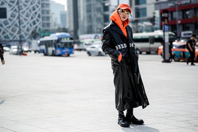 Seoul Fashion Week: Tới chiều, Sơn Tùng lại đổi áo khoác đen dài bóng loáng cùng phụ kiện màu cam cực chóe - Ảnh 1.