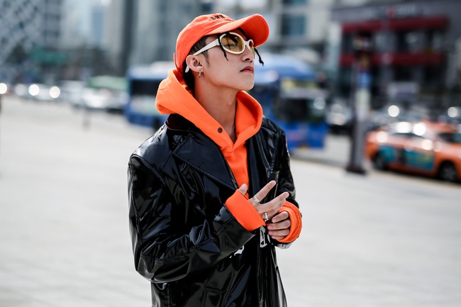 Seoul Fashion Week: Tới chiều, Sơn Tùng lại đổi áo khoác đen dài bóng loáng cùng phụ kiện màu cam cực chóe - Ảnh 6.