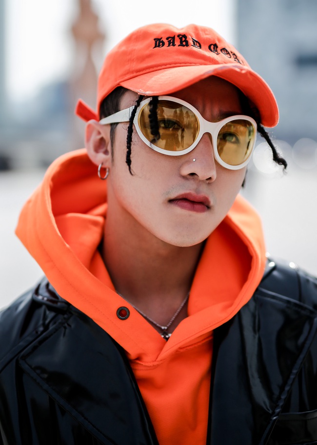 Seoul Fashion Week: Tới chiều, Sơn Tùng lại đổi áo khoác đen dài bóng loáng cùng phụ kiện màu cam cực chóe - Ảnh 3.