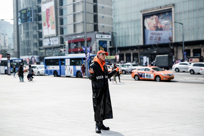 Seoul Fashion Week: Tới chiều, Sơn Tùng lại đổi áo khoác đen dài bóng loáng cùng phụ kiện màu cam cực chóe - Ảnh 2.