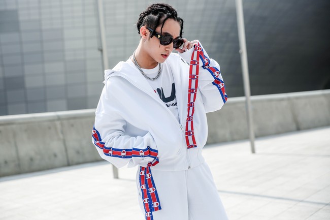 Seoul Fashion Week: Sơn Tùng để tóc tết Hip hop, diện đồ thể thao trắng muốt và được chụp ảnh lia lịa - Ảnh 2.