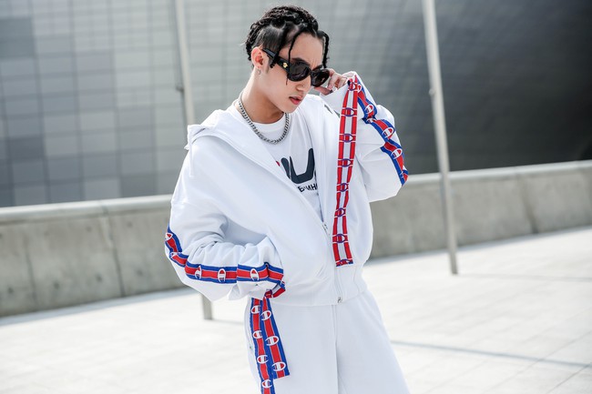 Seoul Fashion Week: Sơn T&ugrave;ng để t&oacute;c tết Hip hop, diện đồ thể thao trắng muốt v&agrave; được chụp ảnh lia lịa - Ảnh 2.