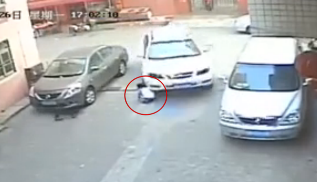 Trung Quốc: Bé trai 3 tuổi và bé gái 8 tuổi bị ô tô cán chết ở một góc phố trong cùng một ngày - Ảnh 3.
