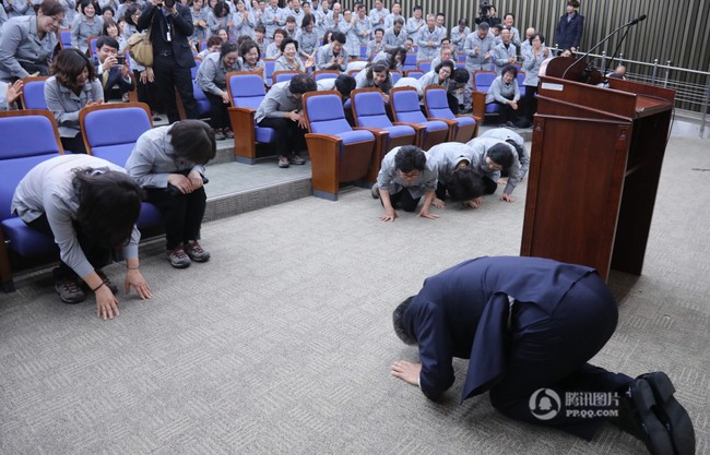 Tổng thư ký Quốc hội Hàn Quốc quỳ gối cảm tạ nhân viên vệ sinh nhân dịp đầu năm mới - Ảnh 3.