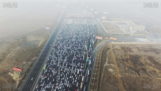 Trung Quốc: Kinh hoàng cảnh tượng hàng ngàn chiếc xe nối đuôi nhau đi vào thành phố sau kỳ nghỉ lễ - Ảnh 2.