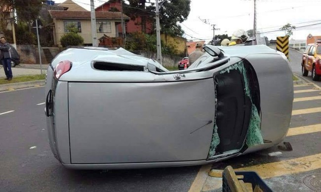 Brazil: Bị xe máy đâm trúng, ô tô lật ngửa giữa đường, hư hỏng nặng - Ảnh 4.