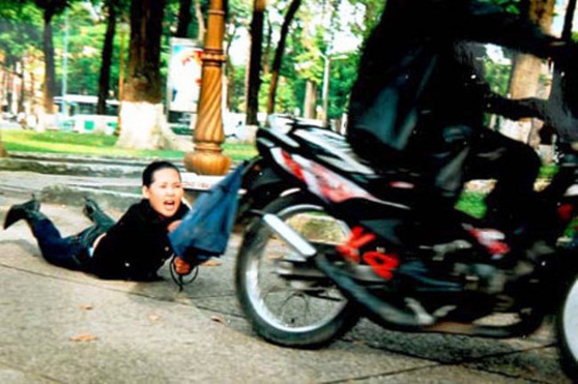TP. HCM: Đi ăn trưa c&ugrave;ng đồng nghiệp, người phụ nữ bị giật t&uacute;i x&aacute;ch Zara chứa gần nửa tỷ đồng - Ảnh 1.