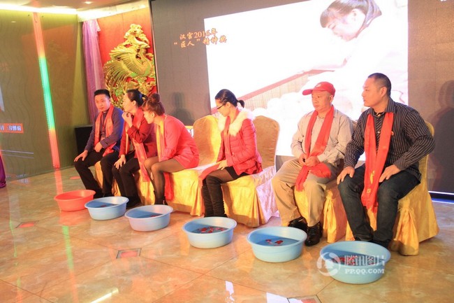 Trung Quốc: L&atilde;nh đạo c&ocirc;ng ty tận tụy quỳ gối rửa ch&acirc;n cho nh&acirc;n vi&ecirc;n trong tiệc tất ni&ecirc;n - Ảnh 2.