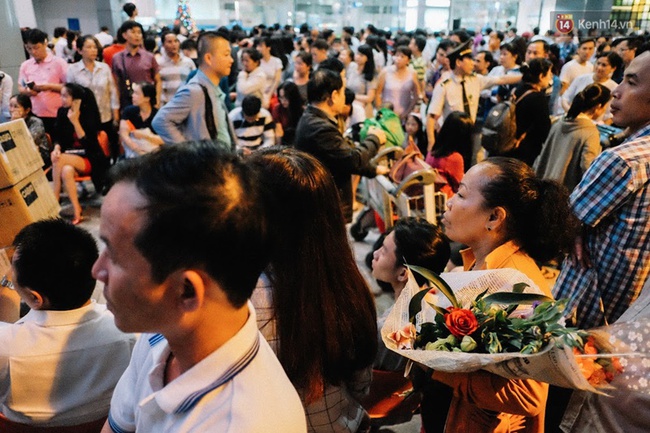 Sân bay Tân Sơn Nhất những ngày gần Tết: Hàng trăm ánh mắt ngóng chờ người thân trở về - Ảnh 4.