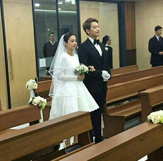 Không chỉ tổ chức đám cưới siêu tiết kiệm, Kim Tae Hee còn giản dị tới mức diện váy cưới không tên tuổi - Ảnh 2.