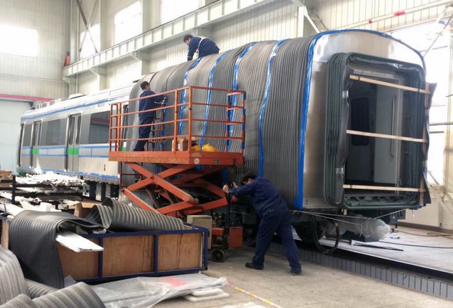 Cận cảnh đoàn tàu đường sắt Cát Linh - Hà Đông đang đóng gói, chuẩn bị vận chuyển về nước - Ảnh 2.