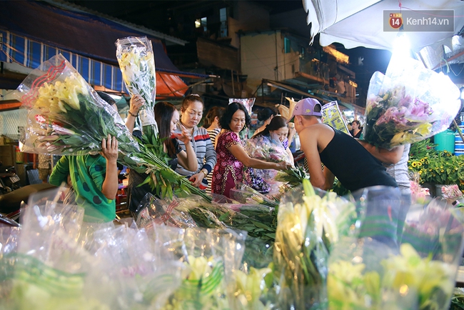Khuya 29 Tết, hàng nghìn người và xe cộ vẫn đang chen chúc ở chợ hoa lớn nhất Sài Gòn - Ảnh 9.