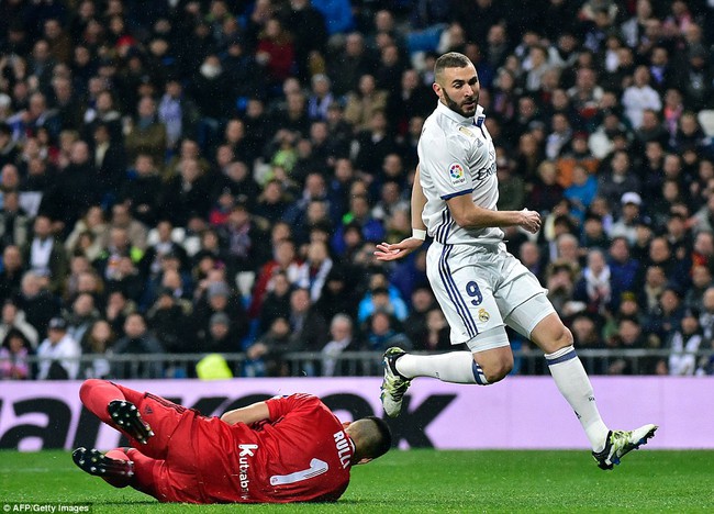 Ronaldo ghi b&agrave;n, Real cho Barca ngửi kh&oacute;i trong cuộc đua v&ocirc; địch - Ảnh 4.