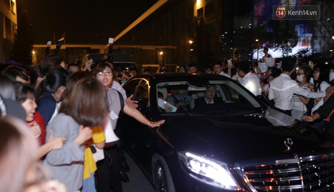 Clip: Fan bất chấp nguy hiểm chạy xe máy vào làn đường xe hơi để đuổi theo Yoona - Ảnh 6.