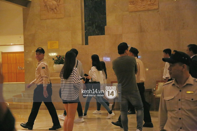 Sau khi hào hứng chào fan Việt ở sân bay, Yoona (SNSD) trở về khách sạn vào nửa đêm - Ảnh 2.