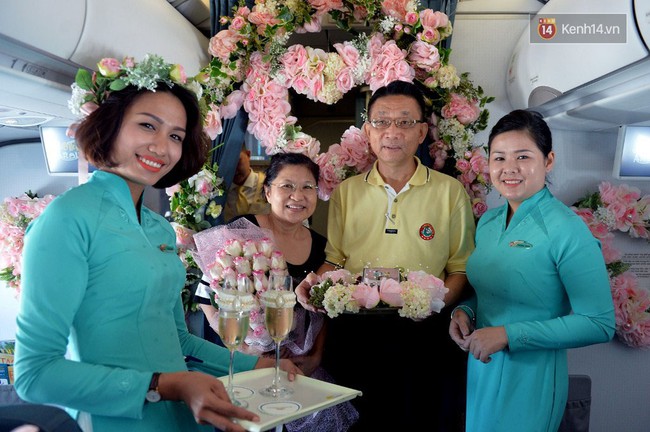 Cặp vợ chồng người nước ngo&agrave;i kỷ niệm 30 năm ng&agrave;y cưới tr&ecirc;n m&aacute;y bay VNA v&agrave;o ng&agrave;y 14/2 - Ảnh 2.