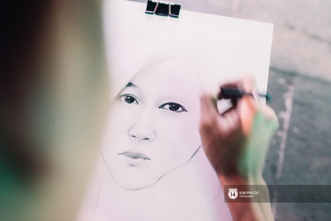Chàng họa sĩ cụt ngón tay mưu sinh trên phố đi bộ Nguyễn Huệ và giấc mơ trở thành nghệ sĩ xăm hình - Ảnh 2.
