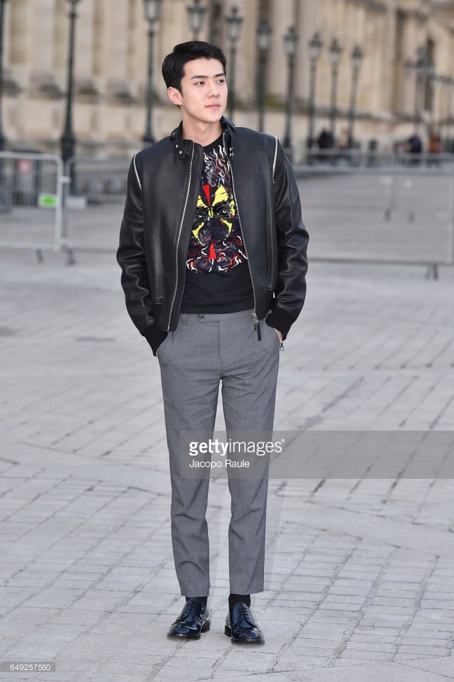 Dự show Louis Vuitton, Sehun ăn đứt Hứa Ngụy Châu về độ nam tính, được Vogue chọn là sao nam mặc đẹp nhất - Ảnh 3. Dự show Louis Vuitton, Sehun ăn đứt Hứa Ngụy Châu về độ nam tính, được Vogue chọn là sao nam mặc đẹp nhất - Ảnh 3.