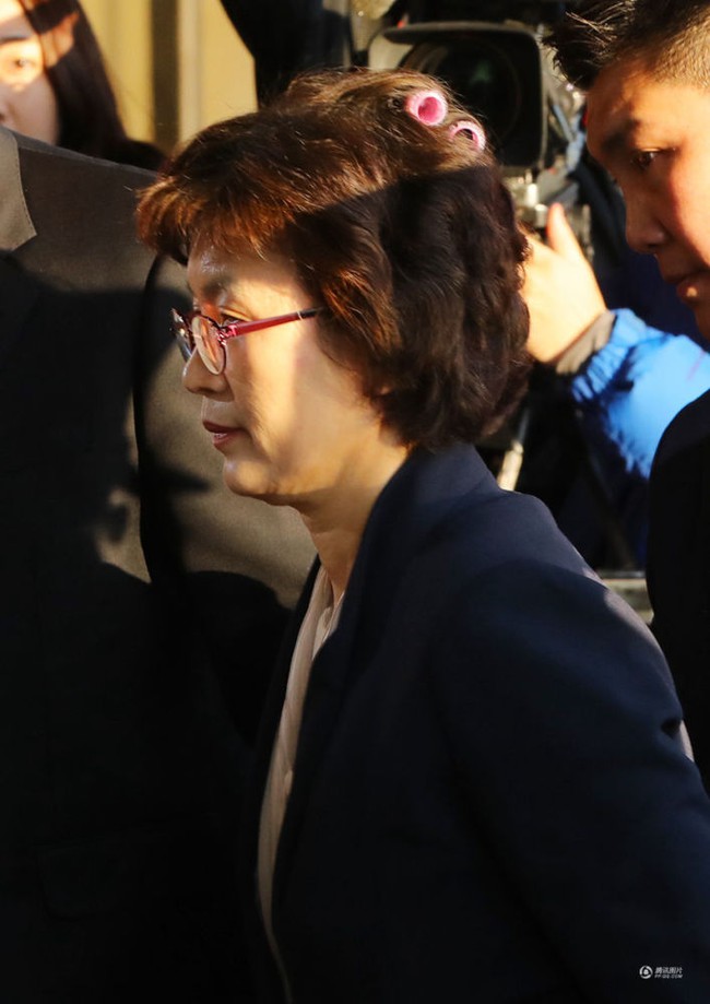 Quá căng thẳng, Chánh án trong phiên tòa xét xử Tổng thống Hàn Quốc quên tháo lô cuốn tóc trên đầu - Ảnh 1.