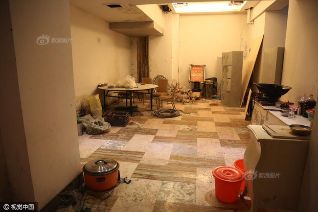 Khung cảnh tan hoang, lộn xộn ở chốn ăn chơi kh&eacute;t tiếng Trung Quốc một thời - Ảnh 8.