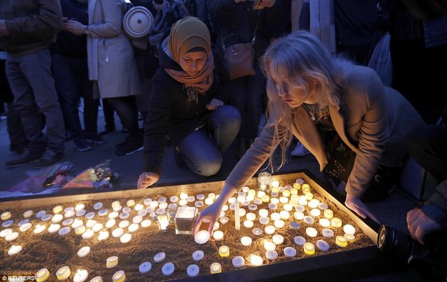 Dòng người đổ về quảng trường Trafalgar để cầu nguyện cho nạn nhân của vụ khủng bố tại Anh - Ảnh 2.