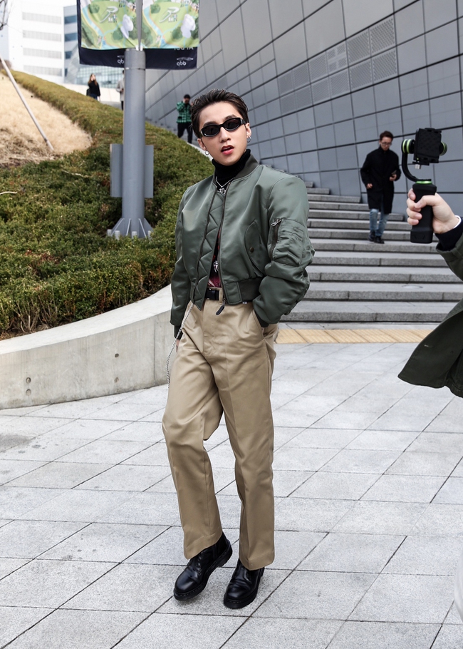 Seoul Fashion Week: Dự show thứ 2 trong ngày, Sơn Tùng tự làm stylist ra set đồ như đồ của bố - Ảnh 2.