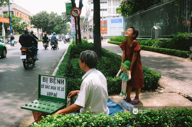 Gia đình vé số Sài Gòn: Ba mẹ ăn chuối luộc thay cơm, hai con gái không biết đến thịt cá - Ảnh 5.