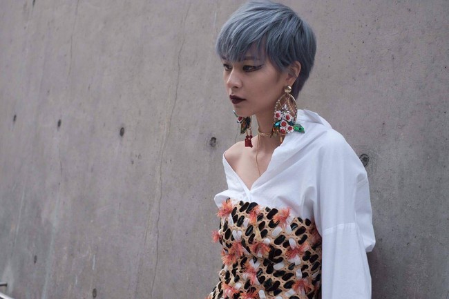 Seoul Fashion Week: Ph&iacute; Phương Anh lại đổi m&agrave;u t&oacute;c, kẻ mắt sắc lẹm c&ugrave;ng Ho&agrave;ng Ku khoe style sexy - Ảnh 1.