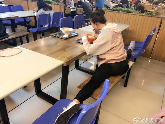 C&ocirc; nữ sinh ăn xoạc ch&acirc;n, ngủ xoạc ch&acirc;n, đến học b&agrave;i cũng xoạc ch&acirc;n - Ảnh 1.