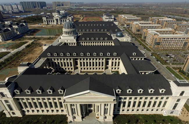 Xây nhái Nhà Trắng chưa đủ, trường Đại học Trung Quốc còn cho lai cả Tòa nhà Quốc hội Mỹ - Ảnh 1.