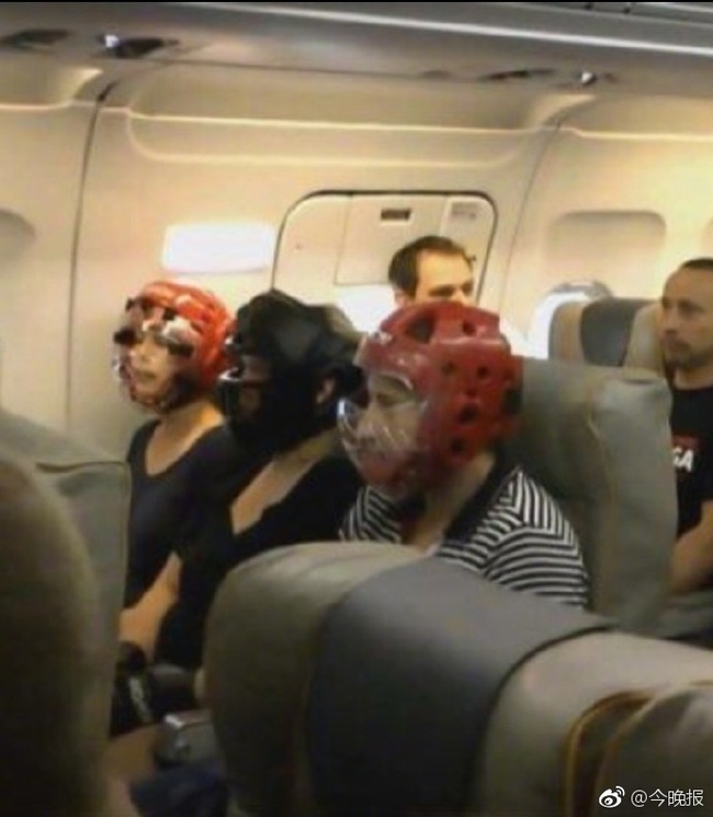 Không muốn bị thương khi đi máy bay của United Airlines, cư dân mạng kháo nhau đội mũ bảo hiểm cho chắc cú - Ảnh 2.