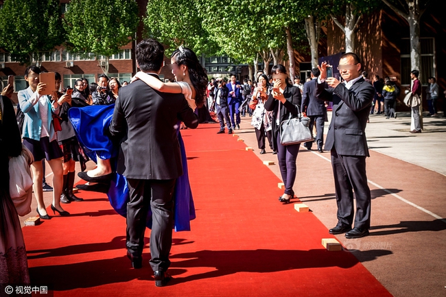 Trung Quốc: Lễ trưởng th&agrave;nh của hội học sinh ở trường con nh&agrave; gi&agrave;u Bắc Kinh diễn ra như thế n&agrave;o? - Ảnh 3.