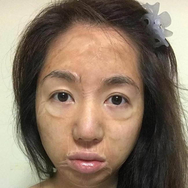 Loại mặt nạ kỳ dị khiến da bạn nhăn nheo như cụ già nhưng sau đó là căng bóng, mịn mượt như da em bé - Ảnh 2. Loại mặt nạ kỳ dị khiến da bạn nhăn nheo như cụ già nhưng sau đó là căng bóng, mịn mượt như da em bé - Ảnh 2.