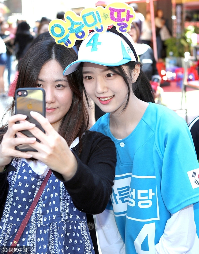 Cứ tưởng ngôi sao nổi tiếng giao lưu với fan, ra là con gái xinh đẹp của ứng viên tranh cử Tổng thống Hàn Quốc - Ảnh 2.