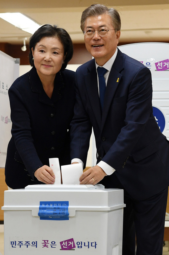 Tân Tổng thống Hàn Quốc từng là chàng trai rụt rè, để vợ phải tức giận cầu hôn mình trước mặt bao người - Ảnh 2.