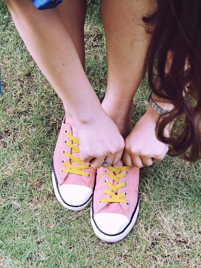 Đi gi&agrave;y c&oacute; d&acirc;y m&agrave; như kh&ocirc;ng thế n&agrave;y mới chất! - Ảnh 2.