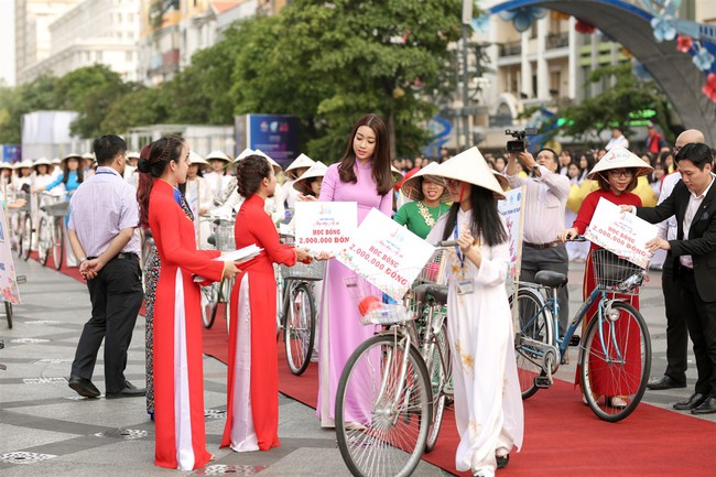 Hoa hậu Mỹ Linh ngày càng xinh đẹp, diện áo dài tím thướt tha trong sự kiện - Ảnh 1.