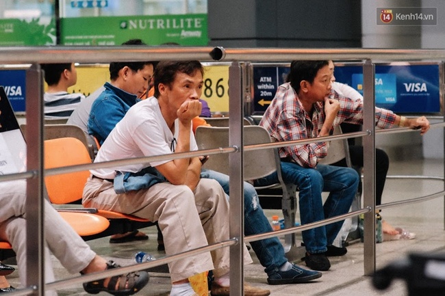 Sân bay Tân Sơn Nhất những ngày gần Tết: Hàng trăm ánh mắt ngóng chờ người thân trở về - Ảnh 7.