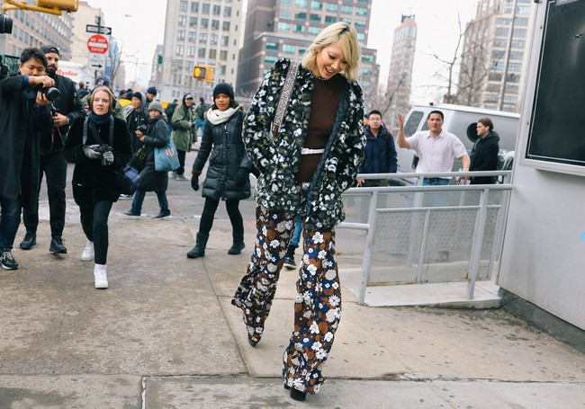Chi&ecirc;m ngưỡng đặc sản street style đẹp kh&oacute; rời mắt tại Tuần lễ thời trang New York - Ảnh 22.