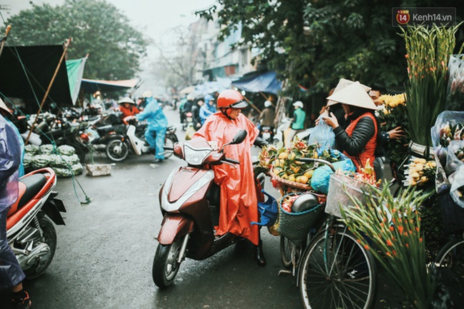 Những ngày cuối năm, Hà Nội rét mướt nhưng người dân vẫn hối hả lao ra đường sắm sửa đón Tết - Ảnh 6.