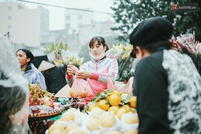 Những ngày cuối năm, Hà Nội rét mướt nhưng người dân vẫn hối hả lao ra đường sắm sửa đón Tết - Ảnh 7.