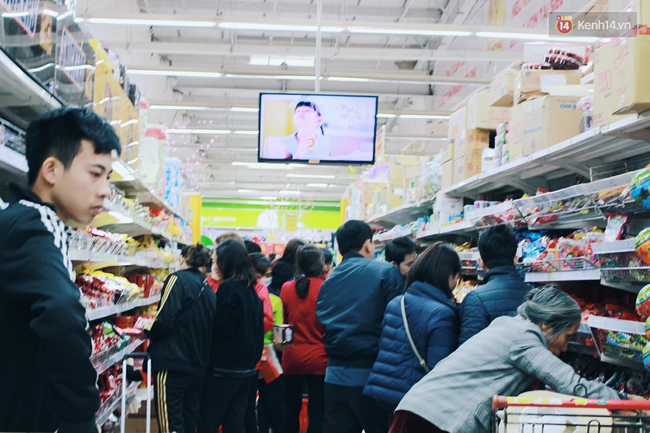 Người Hà Nội tranh thủ đi siêu thị, TTTM để mua sắm dịp cận Tết Nguyên đán - Ảnh 7.