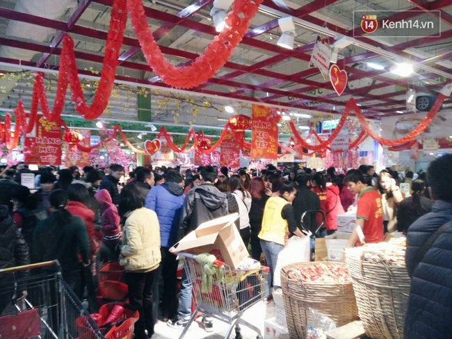 Người H&agrave; Nội tranh thủ đi si&ecirc;u thị, TTTM để mua sắm dịp cận Tết Nguy&ecirc;n đ&aacute;n - Ảnh 2.